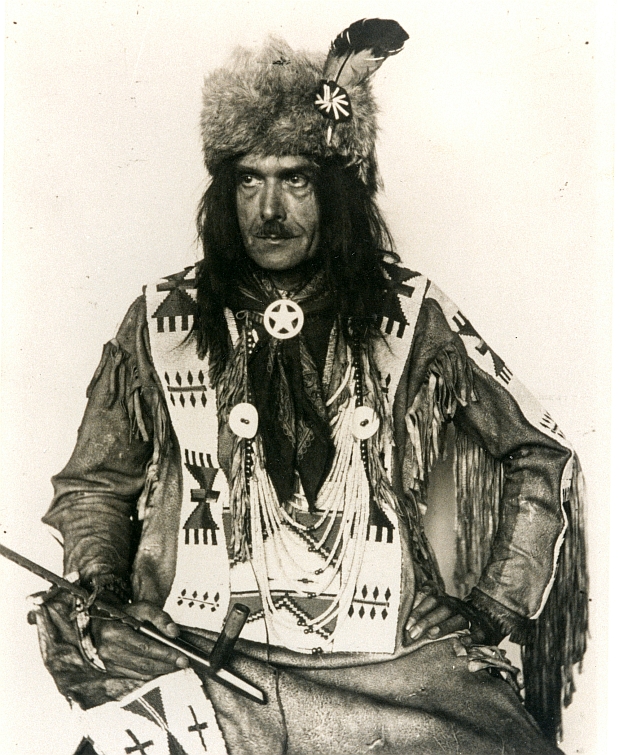 Julius Seyler, gekleidet als Piegan-Blackfeet